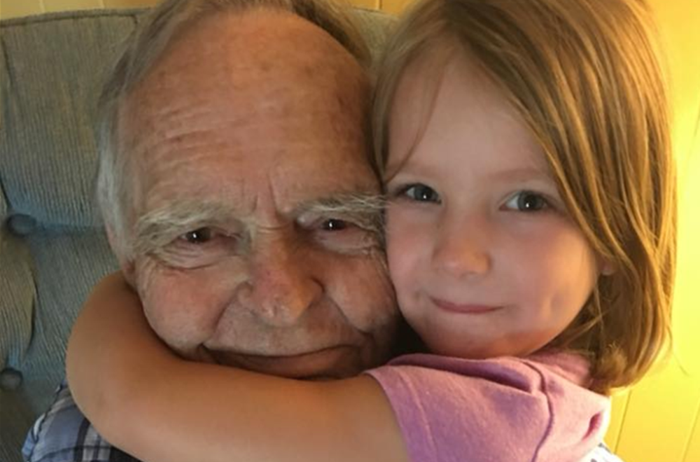 Amizade de idoso e menina de 4 anos inspira rede social